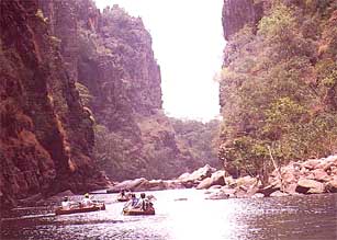 kakadu-twinfalls.jpg (22748 bytes)