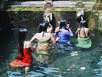 Photo of people worshipping at the Fountain temple in Bali