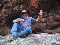 Photo of Cliff at Iga Warta talking about rock art