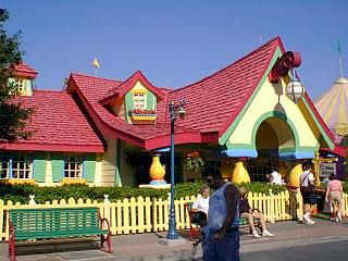 09 Mickeys HouseWeb.jpg (23549 bytes)