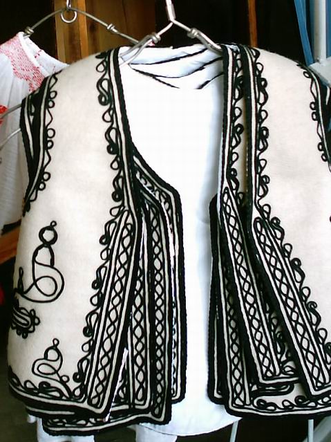 Ii Veste Si Bete Lucrate La Arta Casnica Orasul Tismana Judetul Gorj