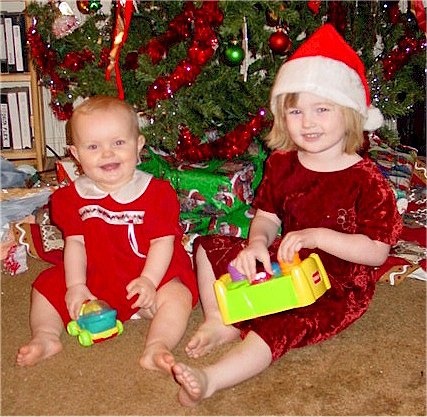 SydneyOliviaChristmas2001.jpg (67029 bytes)