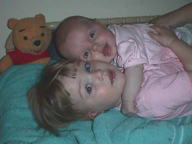 oliviaandsydney20010405.jpg (39099 bytes)