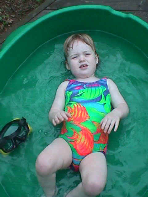 oliviaswim20010407.jpg (45446 bytes)