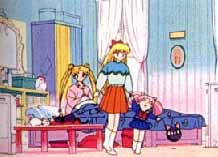 Minako y Chibiusa cuidan a Usagi