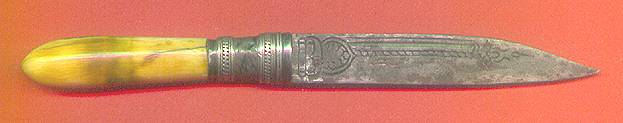 knifed2.jpeg (11223 bytes)