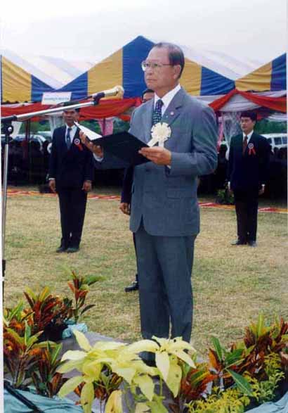peacepraying1-4.JPG (37032 bytes)