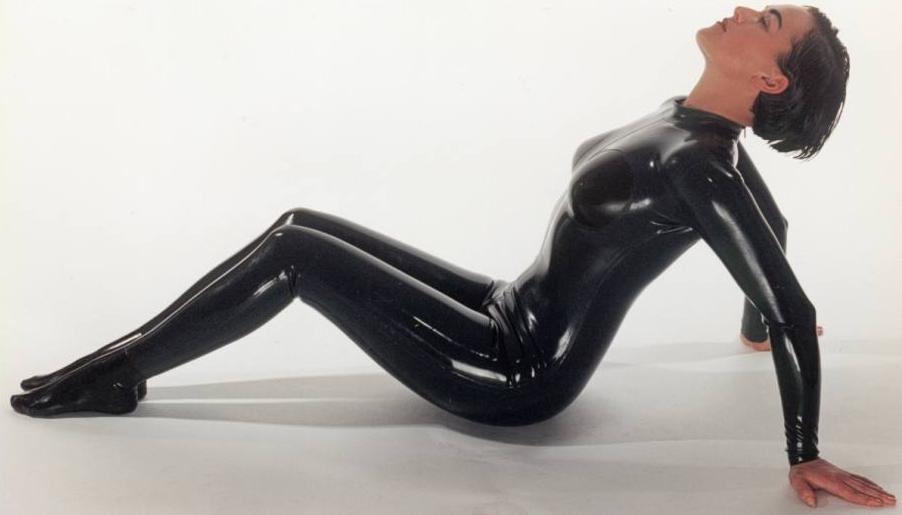 photo of contortioniste in bodytight shiny black latex catsuit. 'Women in catsuits' photography.