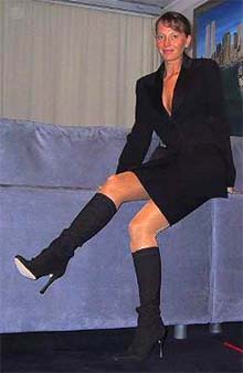 Office dress: Again you see the black Thierry Mugler costume but this time with kneehigh stretch Stuart Weitzmann boots with silver metal heel  - Immer gut angezogen: Noch einmal sehen Sie hier das schwarze business Kostm, diesmal mit schwarzen kniehohen Stretchstiefeln mit Metallabsatz.