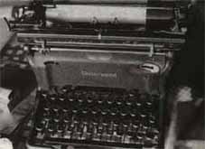 Famosa mquina d'escriure de Joan Coromines amb teclat especial per a un filleg.(1983)