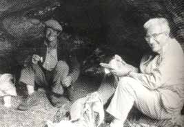 Joan Coromines amb En Tusquet fent enquestes toponmiques, aixoplugats en una cova (1963).
