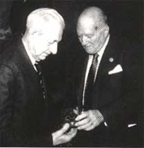 Josep Tarradelles, president de la Generalitat, lliura a Joan Coromines la Medalla d'Or de la Generalitat de Catalunya.