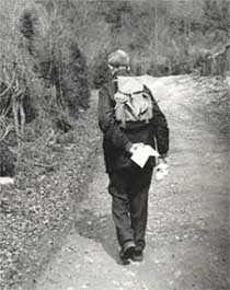 Joan Coromines en una de les moltssimes excursions fetes per recollir material antroponmic i toponmic per l'ellaboraci de l'Onomasticon Cataloniae (1969).