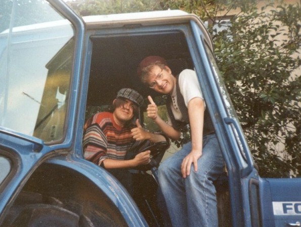 Olov och Sigvard i traktorn. 