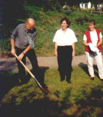 Spatenstich.
von links nach rechts: Brgermeister Kern,  Frau Schassberger  und Frau Marciniak