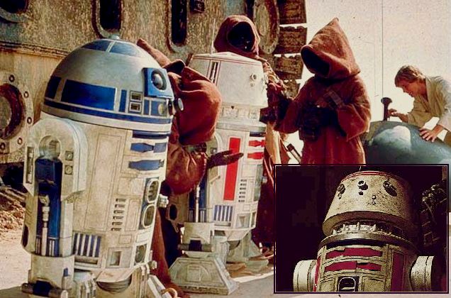 R5-D4 (center), being sold by the Jawas.