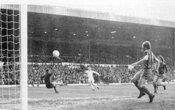 Barcelona play Leeds at Elland Road in April 1975