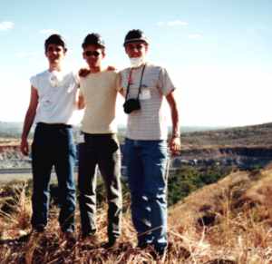 Eduardo, Gustavo e Lucas sobre o barranco.