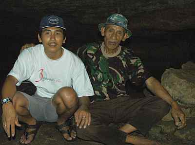 Foto bersama aki Entab juru kunci goa sungging