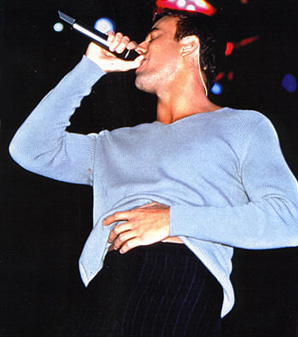 Enrique singing