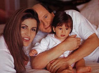 Fernn Martnez with his wife and daughter