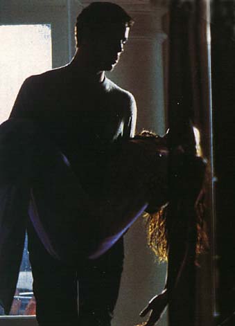 Enrique carries Inés into the house.