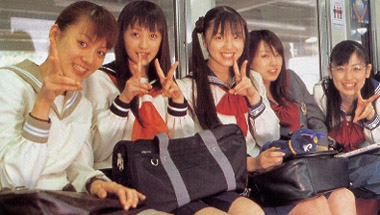 Elas com uniforme escolar