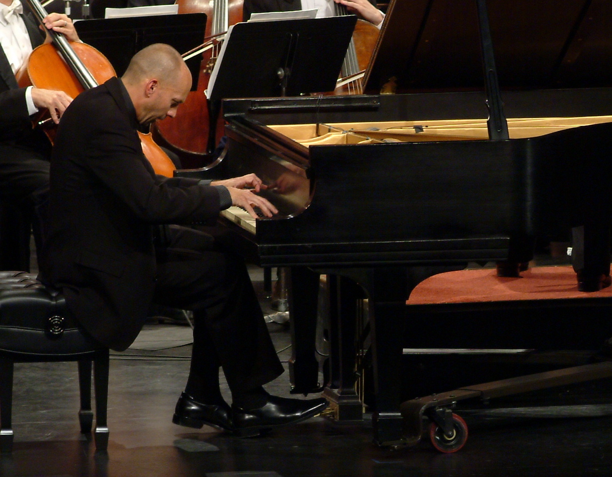 Paul Barnes performing