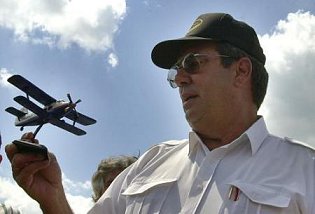 Acevedo con modelo de An-2