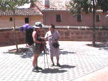 Mar�a  da la bienvenida a Brigitte, alemana de Colonia (21-07-02).