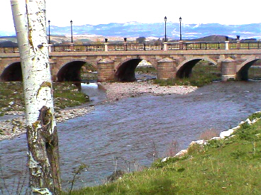 Puente sobre el ro Oja, contruido por Santo Domingo a comienzos del siglo XII.