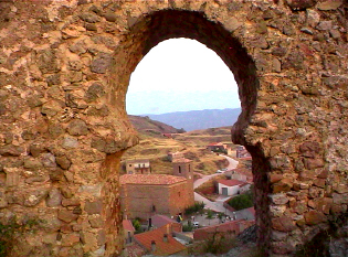 Puerta del castillo de Clavijo vista desde el interior. Y a travs de ella, abajo, el pueblo del mismo nombre.