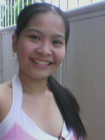plunging neckline..pero nasan ang cleavage?? hehe.