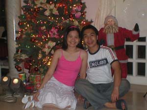 i saw vky and dre posing with Santa by the Christmas tree last night..