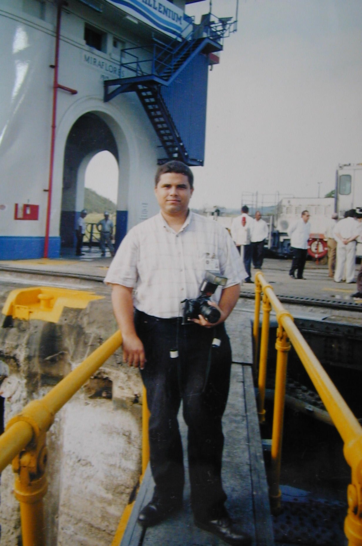 Adán De Gracia E. en las Esclusas de Miraflores, Canal de Panamá