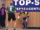 Daniel Ferl (Nr. 9) rollt den Ball ein...