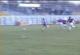 Video 03: Sekunden spter verfehlt Eric Eiselt das Tor knapp, als er alleine auf den Keeper zu luft (7 sec / 0,6 MB)