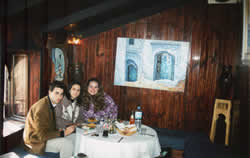 [Foto: Halim, Mariam y yo almorzando en Chefchaouen]