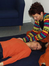 Medarbejderen får afspændinsbehandling/massage