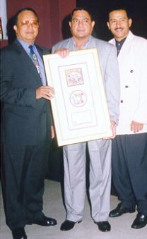 Leopoldo Villalaz entregando el Disco de Oro a Victorio y Nenito, Febrero 1998