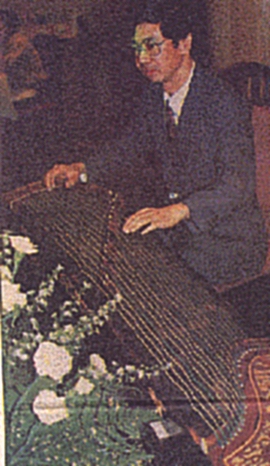 A Gu Zheng player