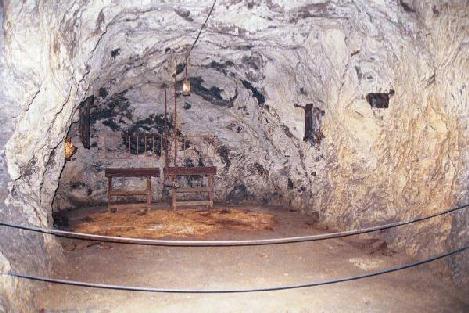 Seegrotte: Under ground stable for horses