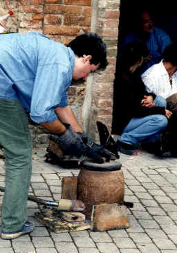 Alessandro_controlla.jpg (120732 byte)