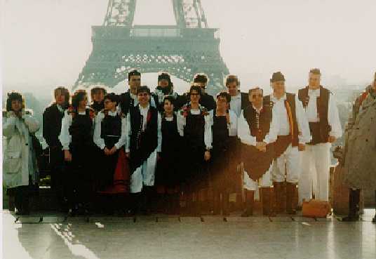 The Steinbrunn tamburasi in front of the famous Eifeltower