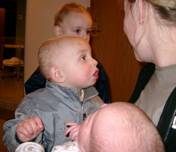Frsta trffen med brorsorna.