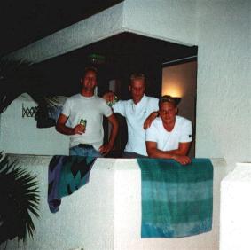 Alsjeblieft, mail ons!! Vooral als je blond haar hebt, 23 jaar oud bent, cup C of D (maakt niet echt veel uit) en minimaal Fl. 100.000,-- per jaar thuisbreng