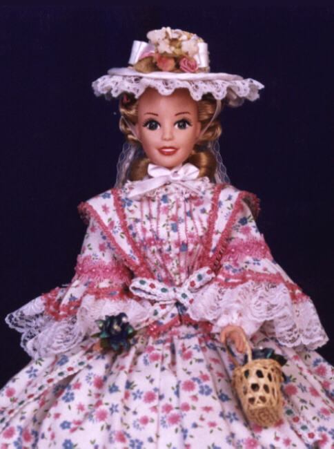 Front view of Rosaflor wearing a straw hat