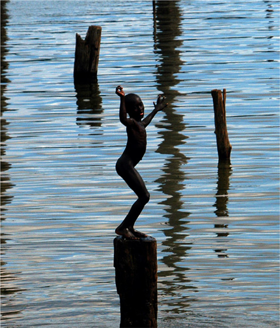 kid on stilt
