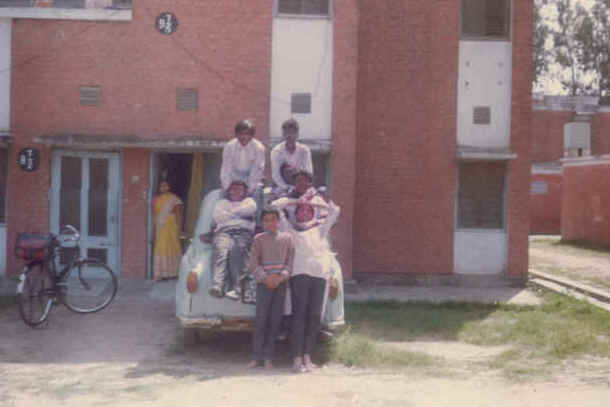 HoliWithSchoolFriends.jpg (31719 bytes)