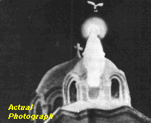 Fotografa de Maria encima de Iglesia